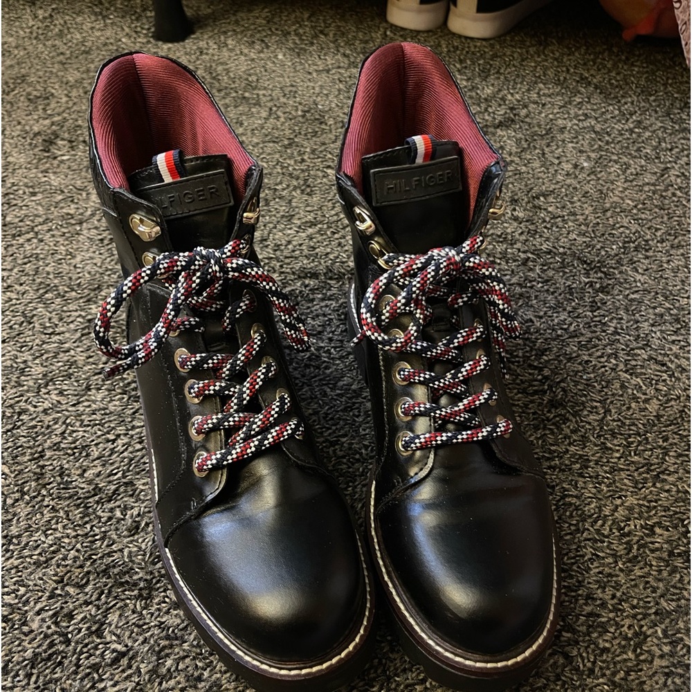 Tommy Hilfiger black lace up combat boots size 8.5